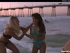 Pertemuan panas dan panas antara Leslee Bremmer dan Julies dalam film porno vintage