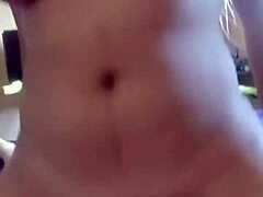 Frumusețea cu sânii mari se bucură de o penetrare profundă într-un videoclip explicit