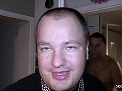 Susi, seorang MILF Jerman yang seksi, menikmati bukkake dan blowbang di pesta swinger