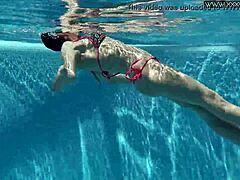 Nicole, la matura bellezza, si concede una performance erotica da sola a bordo piscina!