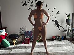 Aurora Willows ukazuje svoje krivky v bikinách počas jogy