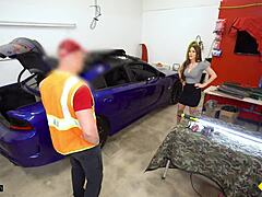 Mulher madura peituda faz sexo com seu técnico de automóveis em uma garagem