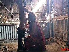 Lokal fru tillfredsställer sin man offentligt med en röd saree och avsugning