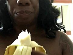 Una sensual MILF se entrega a hacer garganta profunda a un plátano
