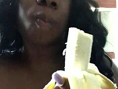 Aistillinen MILF nauttii syvästä kurkusta banaanin kanssa