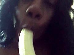 Una sensual MILF se entrega a hacer garganta profunda a un plátano