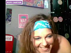 Muskelbundet mor Kepi Carter tilfredsstiller sig selv på webcam med dildo