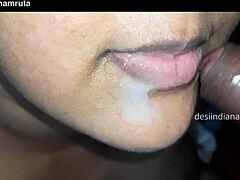 O femeie indiană matură primește o încărcătură mare în gură