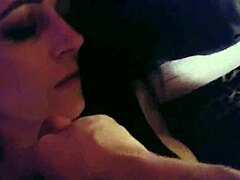 Sensuele POV video van een geile mama die masturbeert en geneukt wordt