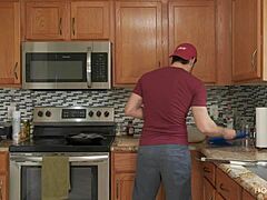 Una voluttuosa moglie latina si impegna in attività sessuali e assiste il marito in cucina