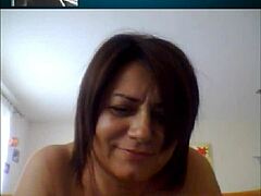 İtalyan anne büyük göğüsleriyle Skype'de yaramazlık yapıyor