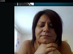 Italiaanse moeder met grote borsten wordt ondeugend op Skype
