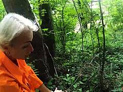 סרטון POV בלונדי של מילף נותנת עבודת יד ומקבלת זרע בתחת