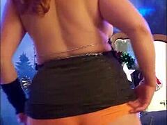 Steffi Golds memberikan persembahan eksplisit dalam striptease hotwife