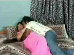 Mães indianas fazem amor sensual com seu amante no quarto
