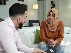 Una mujer árabe divorciada se quita el hijab y muestra su gran culo para la fama