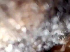 Brunetka milf dostává sperma na zadek
