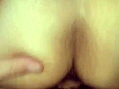 Une petite femme asiatique aime chevaucher un pénis en position de cowgirl