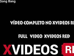 Dara egy piros lámpás videóban mutatja meg fitneszét és szexuális képességeit két férfival az XVideos oldalon