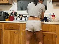 Анна Мариас съблазнително се дразни, докато мие чинии и танцува