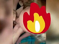 Tetovált anyuka kap egy cumshotot a szájába egy jó adottságokkal rendelkező baráttól