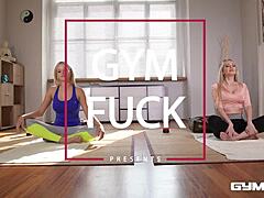 Le amanti dello yoga Ria Sunn e Amber Jayne si impegnano in una sessione di palestra calda