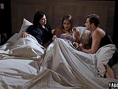 Mona Azar, bisexuálna MILFka, sa oddáva trojici so svojím nevlastným synom Nathanom Bronsonom a úžasnou študentkou Gizelle Blanco