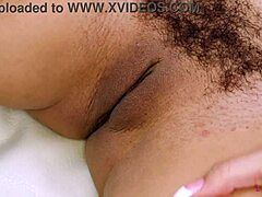 Zralá brunetka dává svůdnou POV masáž