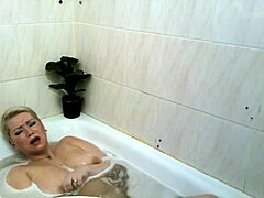 جمال روسي ناضج يستمتع بالاستحمام بمفرده ويصل إلى النشوة