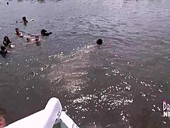 Ongeremde bijeenkomst van volwassen vrouwen op een woonboot aan het meer in de Ozarks