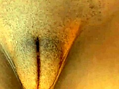 Vroča najstnica z velikim klitorisom postane nagajiva v položaju kaubojke