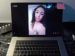 Bintang porno Spanyol dewasa memuaskan pengagum webcam-nya dalam sesi panas