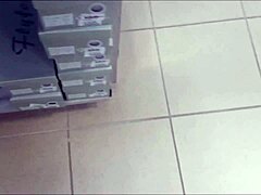 Η ώριμη γυναίκα επιδεικνύει τα σέξι πόδια της και την ευρωπαϊκή της γοητεία σε ένα κατάστημα παπουτσιών