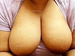 Une milf indienne aux courbes sexy et aux gros seins