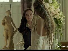 Viaje seductor de Noemie Schmidts en la temporada 1 de Versailles, episodio 1