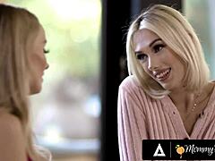 Pristine Edge, zralá blondýnka, si užívá intimní setkání s mladým asistentem na kuchyňské lince