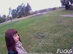 En ung amatørpige bliver fanget og kneppet på webcam