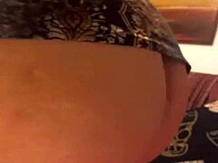 Pohotna starejša ženska se zadovoljuje in na spletni kameri pokaže svoj derriere