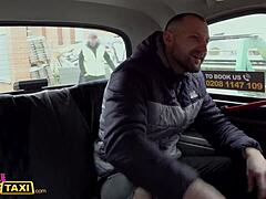 Kayla Green szőke milf creampied-et kap egy hamis taxiban