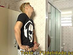 Бразильская мамочка Короа получает свою большую задницу трахнутой в ванной комнате