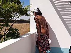 Yırtık kıyafetler, kıvrımlı bir Hint milf modeli olan Angel Constance'ı açık havada Playboy çekiminde gösteriyor