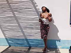 Revet tøj afslører Angel Constance, en kurvet indisk milf-model, i udendørs Playboy-optagelse