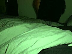 زوج الأم وطفلها يشاركان في أنشطة جنسية على سرير مشترك مما يؤدي إلى الجماع الشرجي والقذف داخل الشريك