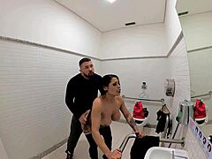 Jade cosplayer harjoittaa Kuuma kylpyhuone kohtaaminen MILF aikana Halloween party