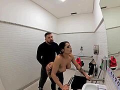 Cosplayer Jade melakukan pertemuan panas di kamar mandi dengan MILF selama pesta Halloween