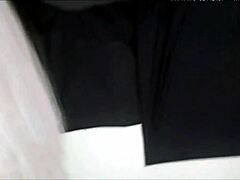 काली लड़की और सफेद आदमी की जोड़ी कैट्स प्लेहाउस में कैमरे पर चुदाई करते हुए ग्रुप चैट में संलग्न होती है।