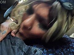 Alexia Ferraz, MILF Brazil matang, memberikan blowjob yang gemuk di dalam kereta bersama rakan-rakan