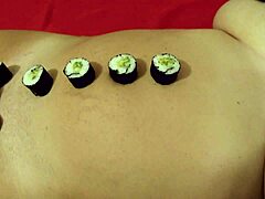 Ibu-ibu telanjang bulat berguling sushi