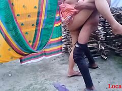 地元のアマチュアウェブカメラショーによって記録された屋外のインドの主婦セックス