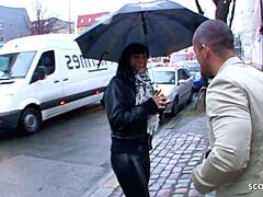 Une MILF allemande amateur en pantalon en cuir se fait baiser pendant une audition de rue